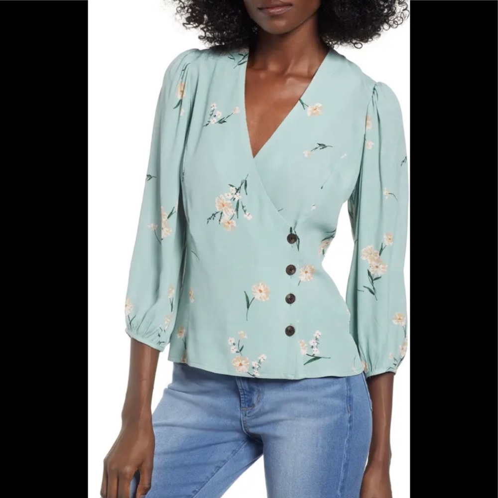 💚 NWOT ASTR the Label Button Wrap Top